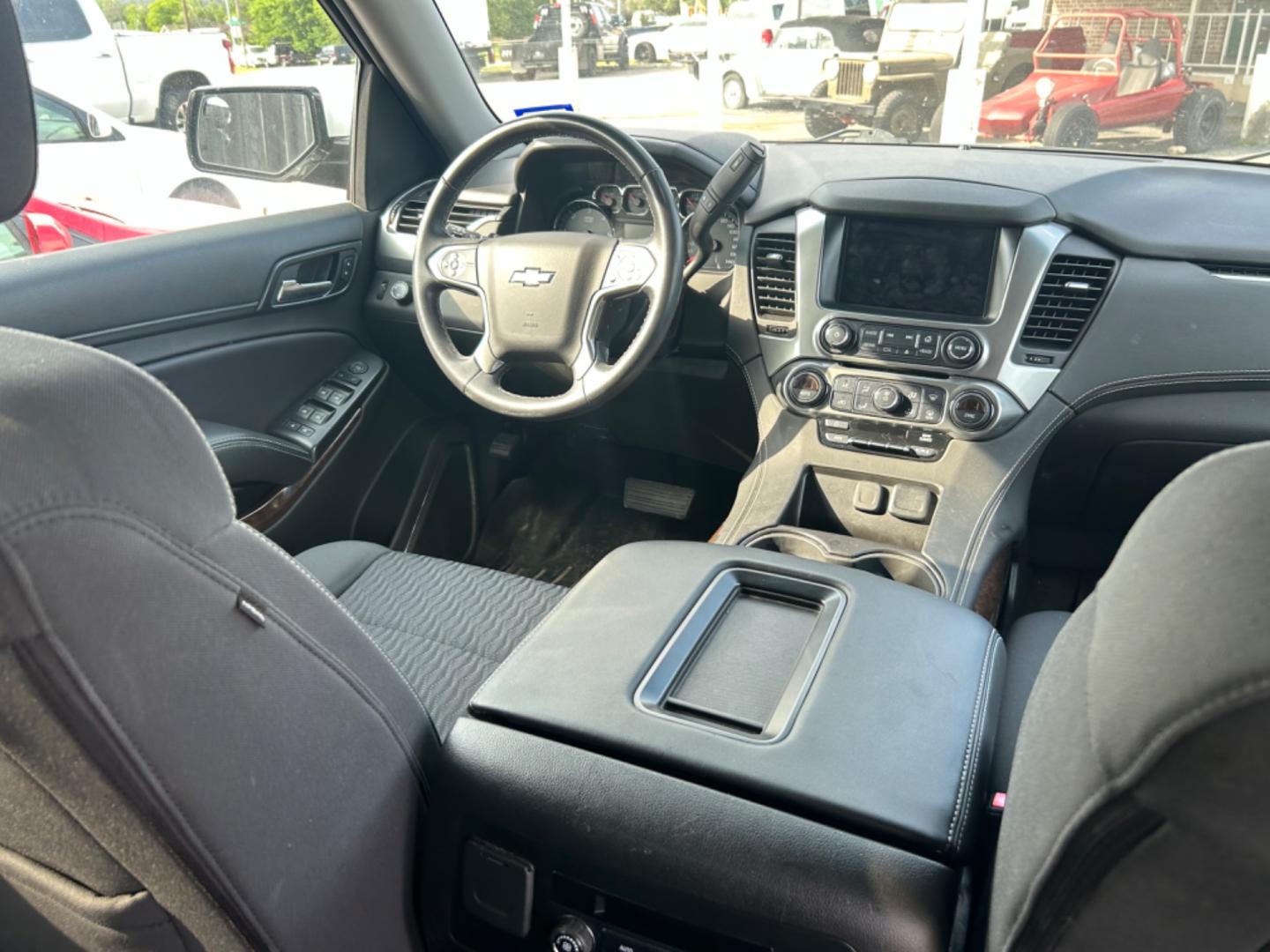 2018 White Chevrolet Tahoe LS 2WD (1GNSCAKC7JR) with an 5.3L V8 OHV 16V engine, 6A transmission, located at 1687 Business 35 S, New Braunfels, TX, 78130, (830) 625-7159, 29.655487, -98.051491 - Photo#10